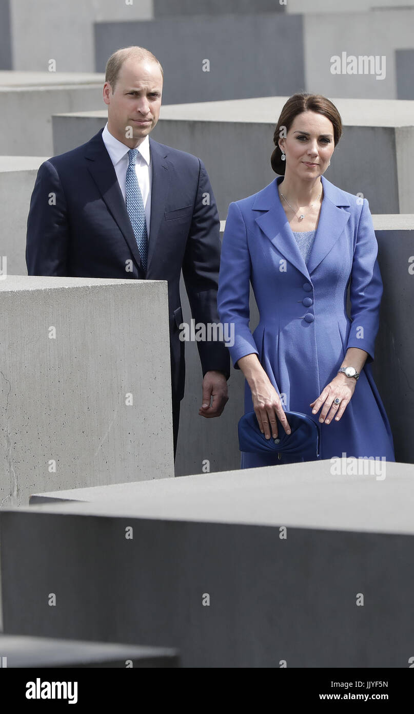 Berlin, Allemagne. 19 juillet, 2017. La Grande-Bretagne, le Prince William et son épouse, la Duchesse Kate, en visitant le Mémorial de l'Holocauste à Berlin, Allemagne, 19 juillet 2017. Photo : Jörg Carstensen/dpa/Alamy Live News Banque D'Images