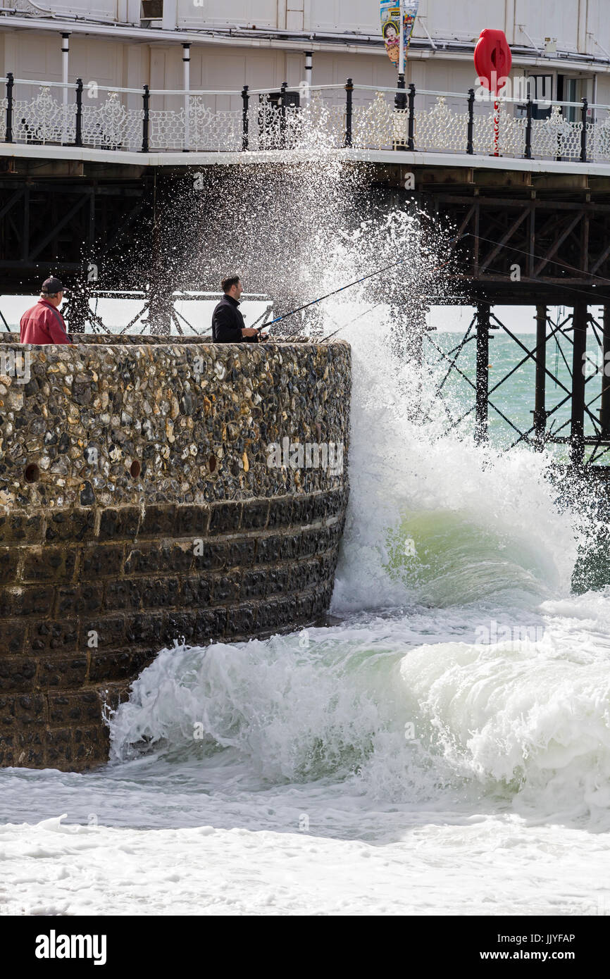 Brighton, UK. 21 juillet, 2017. Des vents violents dans la région de Brighton sur la côte sud de l'Angleterre, ce hazerdous conditions pour le pêcheur local. Crédit : Rob Carter/Alamy Live News Banque D'Images