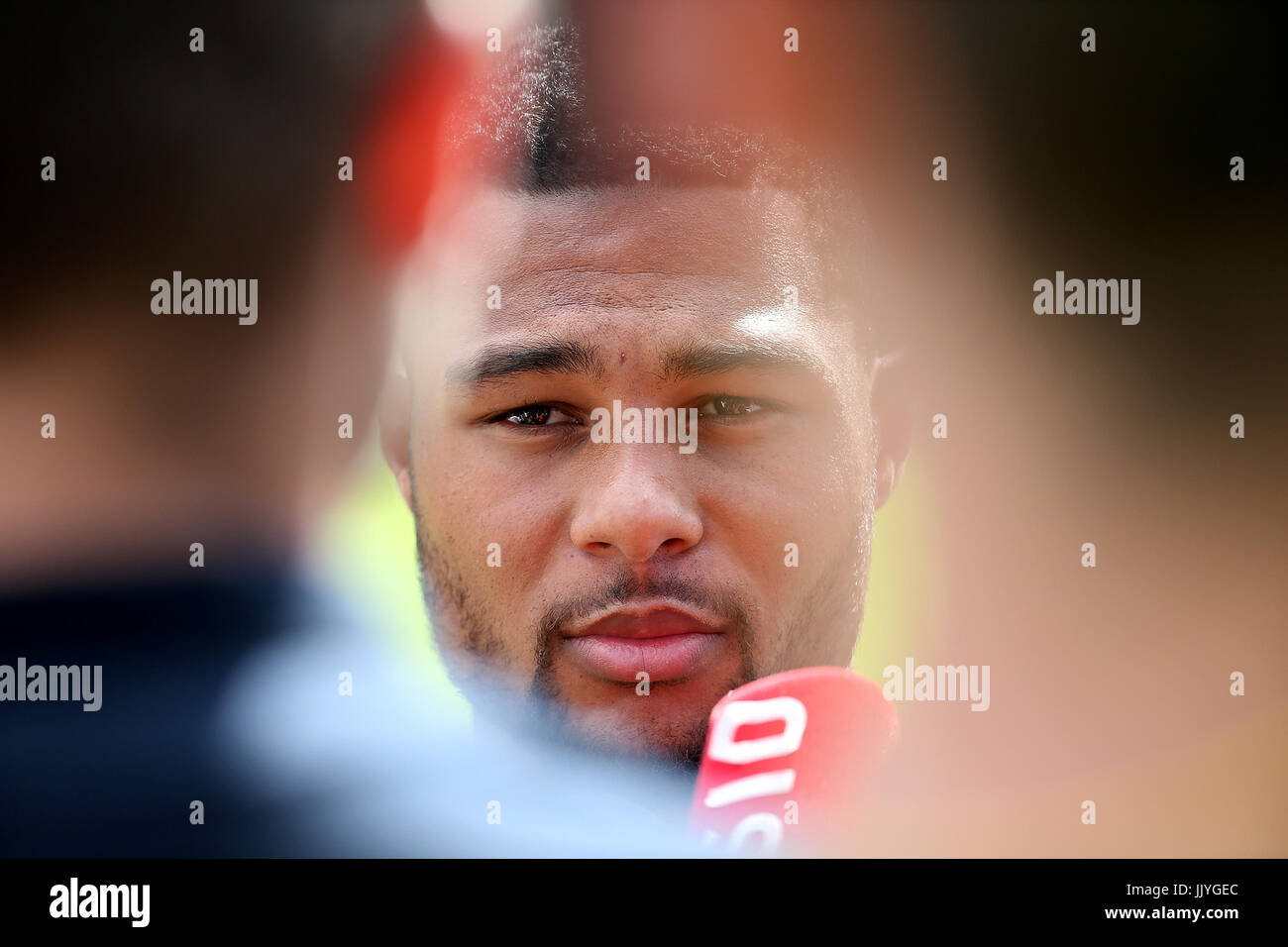 Windischgarsten, Autriche. 19 juillet, 2017. De Serge Gnabry Hoffenheim prend la parole lors d'un entretien accordé à des journalistes lors d'un camp d'entraînement du club de football de la Bundesliga allemande TSG 1899 Hoffenheim à Windischgarsten, Autriche, 19 juillet 2017. Photo : Hasan Bratic/dpa/Alamy Live News Banque D'Images