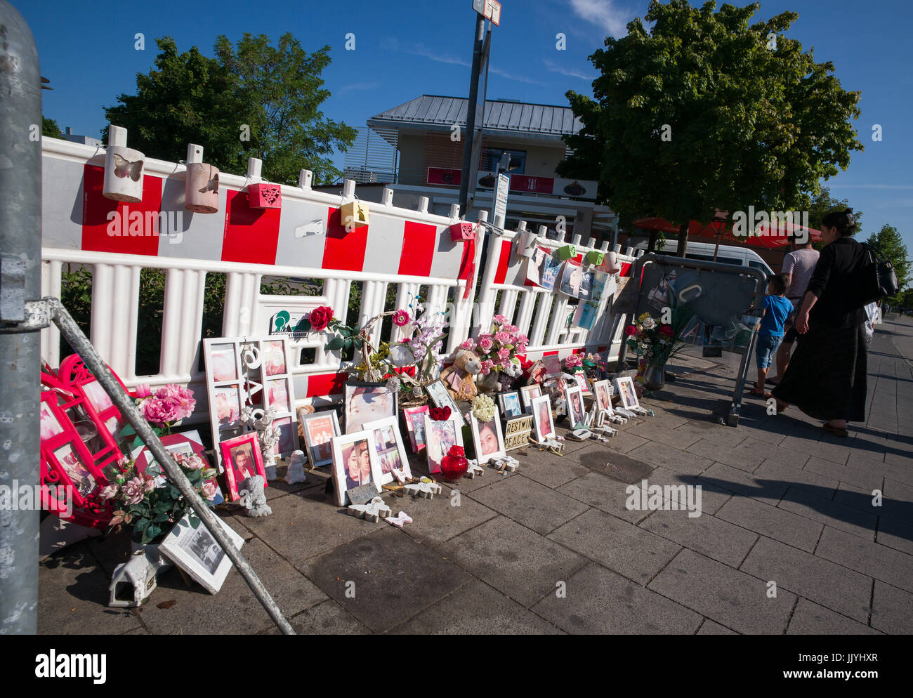 Munich, Allemagne. 21 juillet, 2017. Photos, lettres et de fleurs se trouvant sur le plancher à une section fermée, de trottoir à proximité de l'Olympia shopping mall à Munich, Allemagne, 21 juillet 2017. Le 22 juillet 2016 les 18 ans de David S. étudiant tué 9 personnes et blessé d'autres personnes avant de prendre sa propre vie autour de l'Olympia shopping mall dans le quartier de Moosach de Munich. Photo : Peter Kneffel/dpa/Alamy Live News Banque D'Images