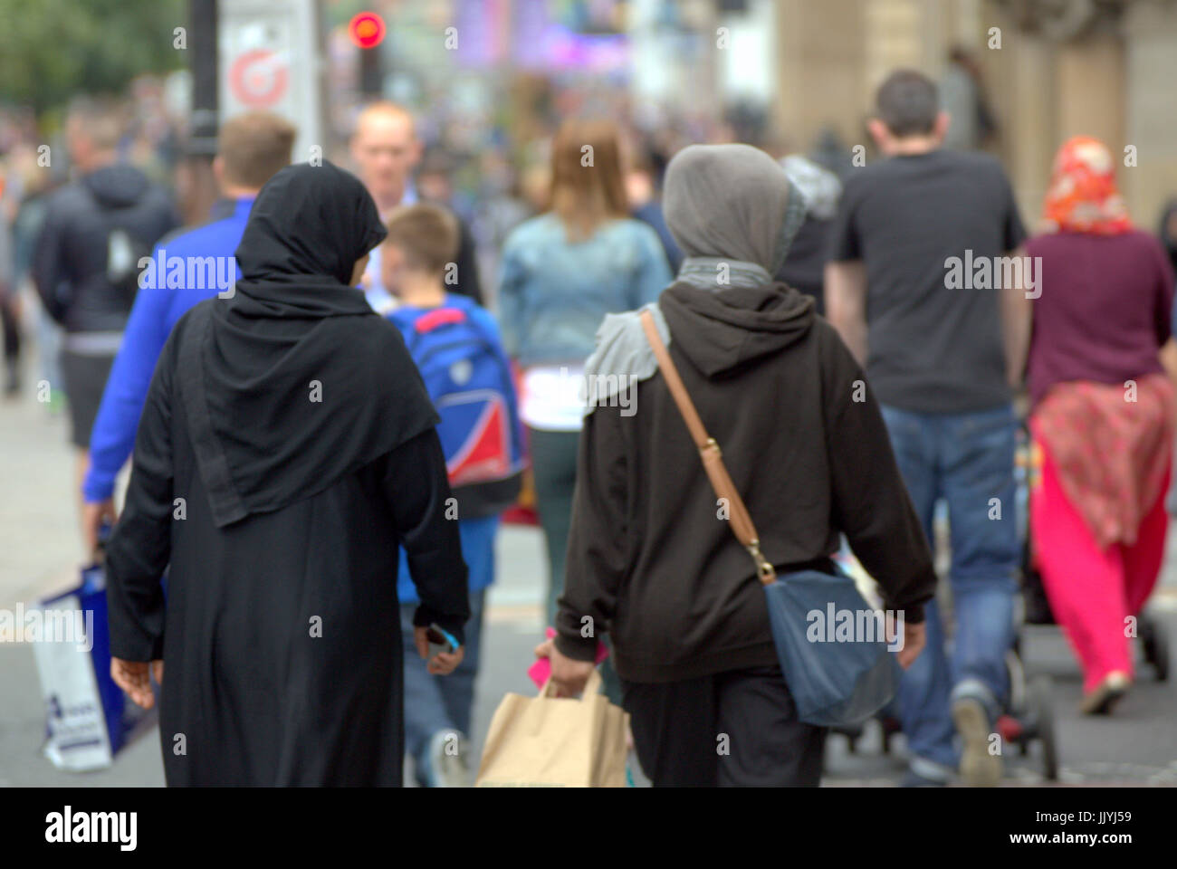 Habillé de réfugiés asiatiques foulard Hijab sur street au Royaume-Uni scène quotidienne Banque D'Images