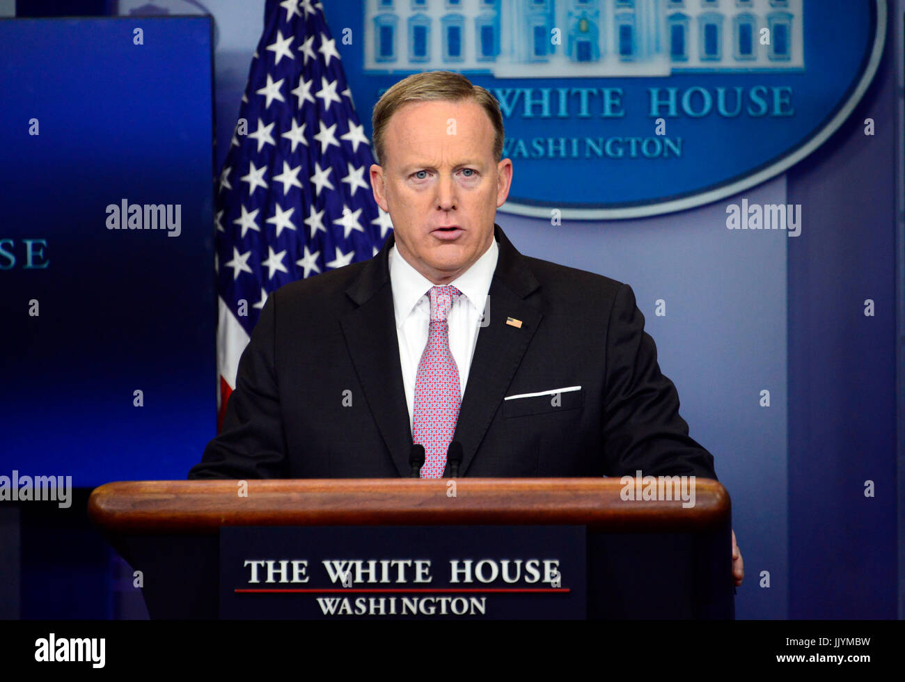 Secrétaire de presse de la Maison Blanche Sean Spicer dirige son briefing dans la salle des conférences de presse de Brady la Maison Blanche à Washington, DC le jeudi 13 avril, 2017. Credit : Ron Sachs / CNP /MediaPunch Banque D'Images