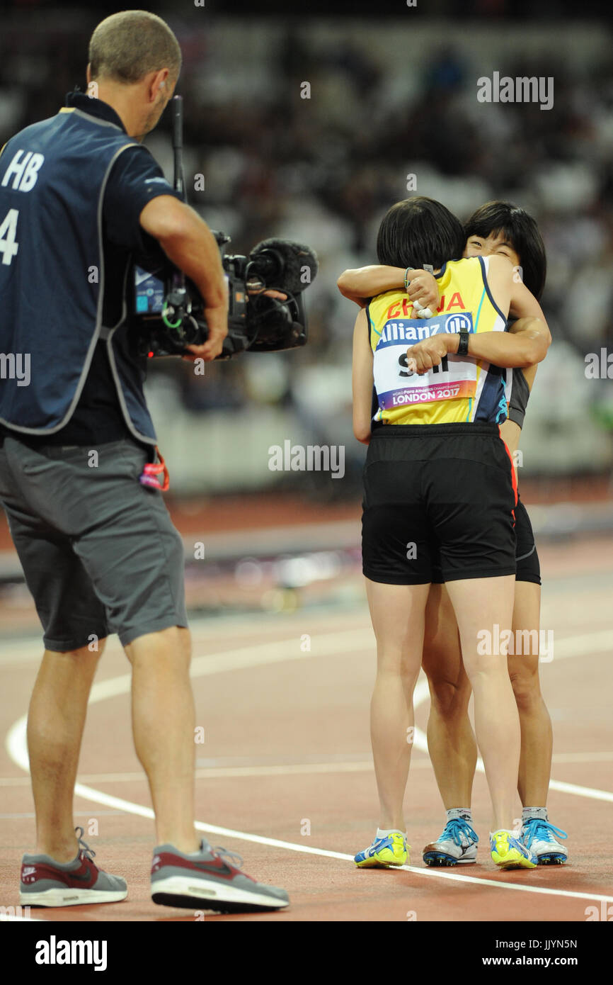 Londres, Royaume-Uni. 20 juillet, 2017. Yiting Shi (CHN) min Jae Jeon (KOR) après avoir remporté le Women's 100m T36 au final le monde Para athlétisme championnats dans le stade de Londres, Queen Elizabeth Olympic Park. Shi a remporté la course en 13.68s'établir un nouveau record du monde. Jeon arrive en troisième place avec un temps de 15.06sec, meilleur temps cette saison. Crédit : Michael Preston/Alamy Live News Banque D'Images