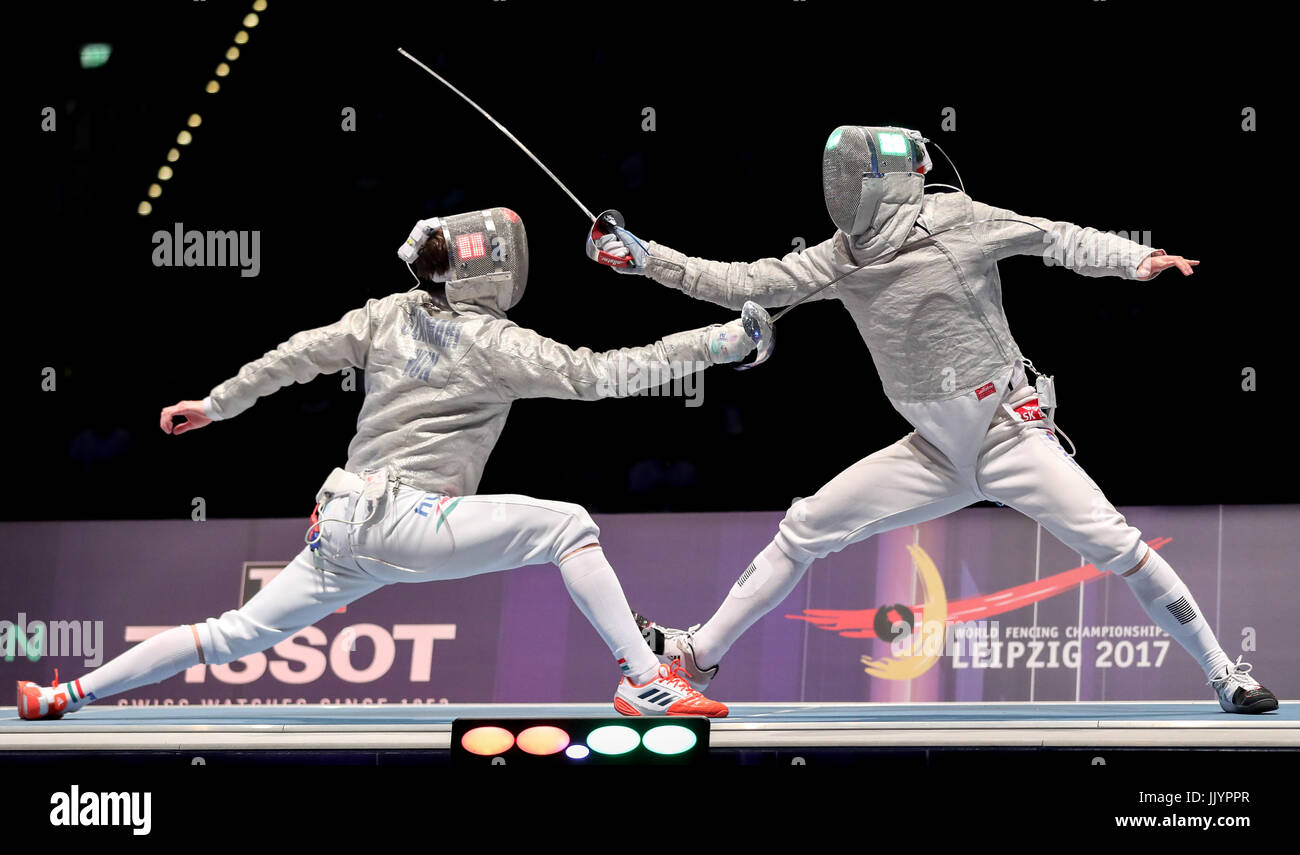 Leipzig, Allemagne. 21 juillet, 2017. Le sabreur Hongrois Andras Szatmari (L) gagne contre l'athlète sud-coréen à la Gu Bongil durant la finale Championnats du monde d'escrime 2017 à Leipzig, Allemagne, 21 juillet 2017. Photo : Jan Woitas/dpa-Zentralbild/dpa/Alamy Live News Banque D'Images