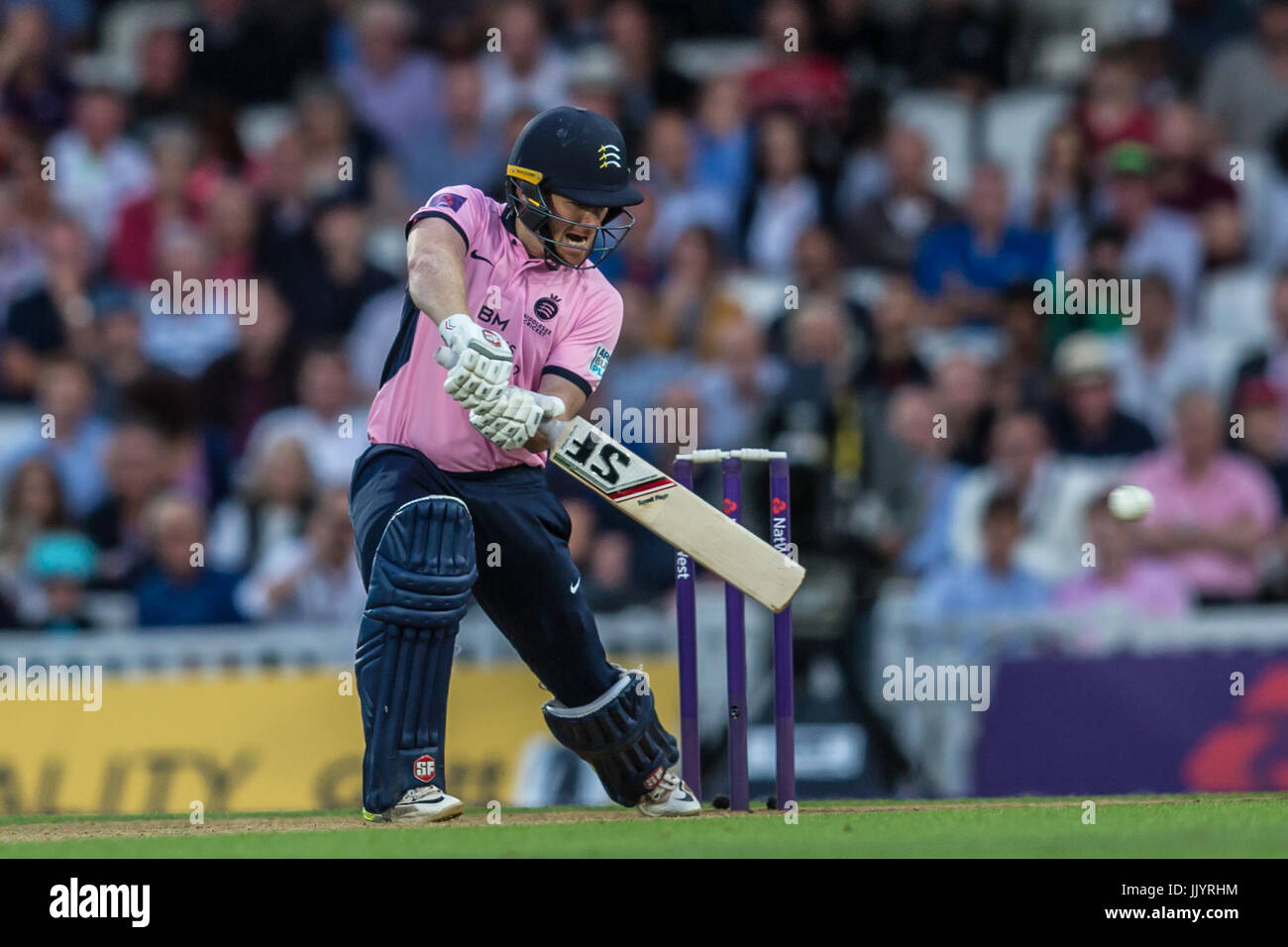 Londres, Royaume-Uni. 21 juillet, 2017. Eoin Morgan de Middlesex au bâton contre Surrey dans la NatWest T20 Blast match à la Kia Oval. David Rowe/Alamy Live News Banque D'Images