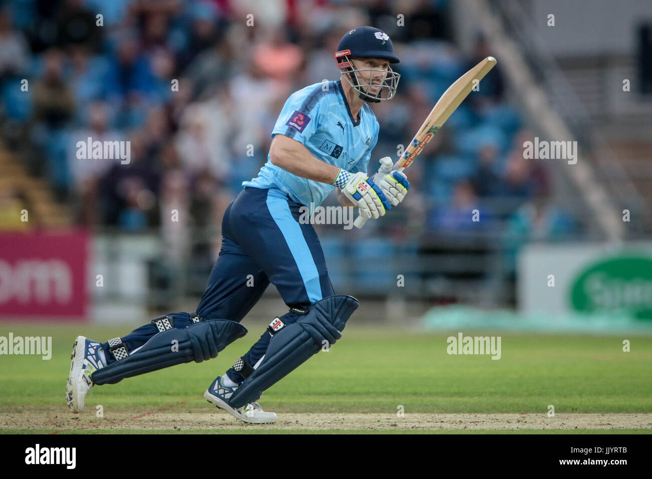 Shaun Marsh observe ses frapper va vers la frontière au cours de la Natwest T20 jeu entre le Yorkshire County Cricket Club v Warwickshire County Cricket Club le vendredi 21 juillet 2017. Photo par Mark P Doherty. Banque D'Images