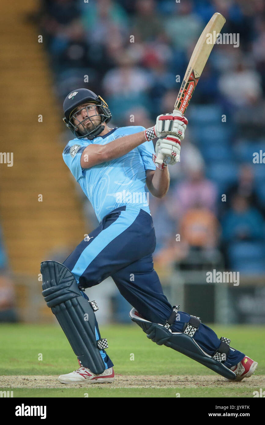 Peter Handscomb (Yorkshire CCC) frappe la balle pour un massif six au cours de la Natwest T20 jeu entre le Yorkshire County Cricket Club v Warwickshire County Cricket Club le vendredi 21 juillet 2017. Photo par Mark P Doherty. Banque D'Images