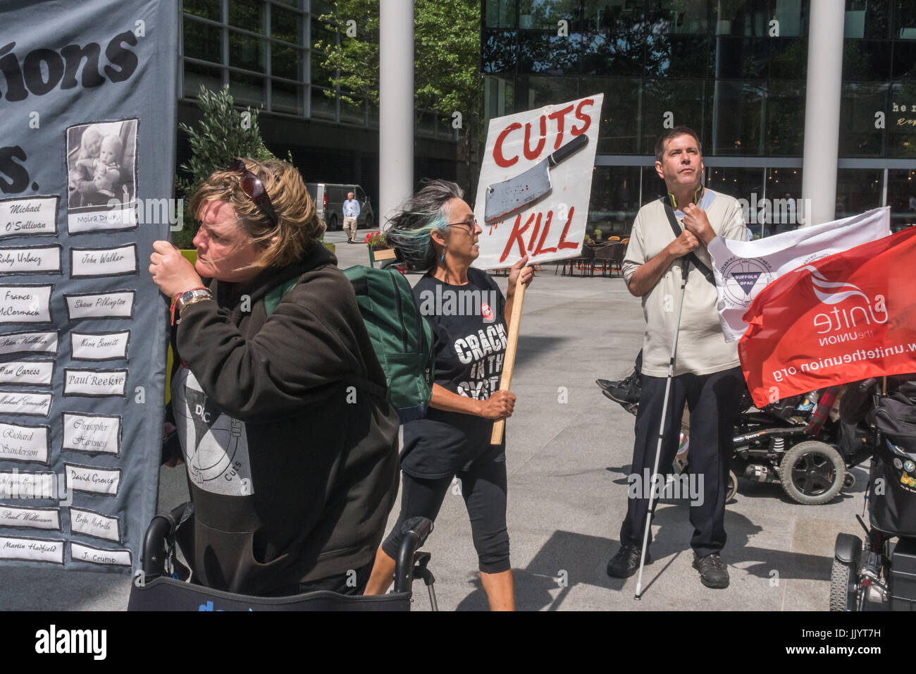 Londres, Royaume-Uni. 21 juillet 2017. L'ATLC (Personnes à mobilité réduite contre les coupures) se préparer à mars pour protester contre le siège de Londres d'Atos qui procèdent à l'indépendance personnelle (PEP) de paiement pour le Ministère de travail et des pensions. Crédit : Peter Marshall/Alamy Live News Banque D'Images