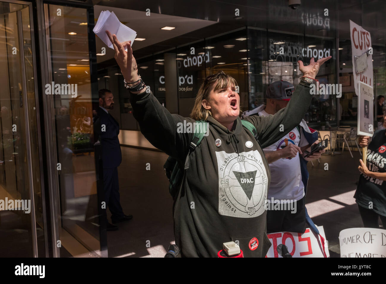 Londres, Royaume-Uni. 21 juillet 2017. Paula Peters parle lors de la CAPD (Personnes à mobilité réduite contre les coupures) protester contre le QG de Londres d'Atos qui procèdent à l'indépendance personnelle (PEP) de paiement pour le Ministère de travail et des pensions. Crédit : Peter Marshall/Alamy Live News Banque D'Images