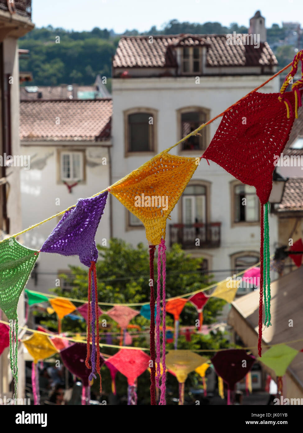 Les napperons colorés accroché dans la rue à Coimbra, Portugal Banque D'Images