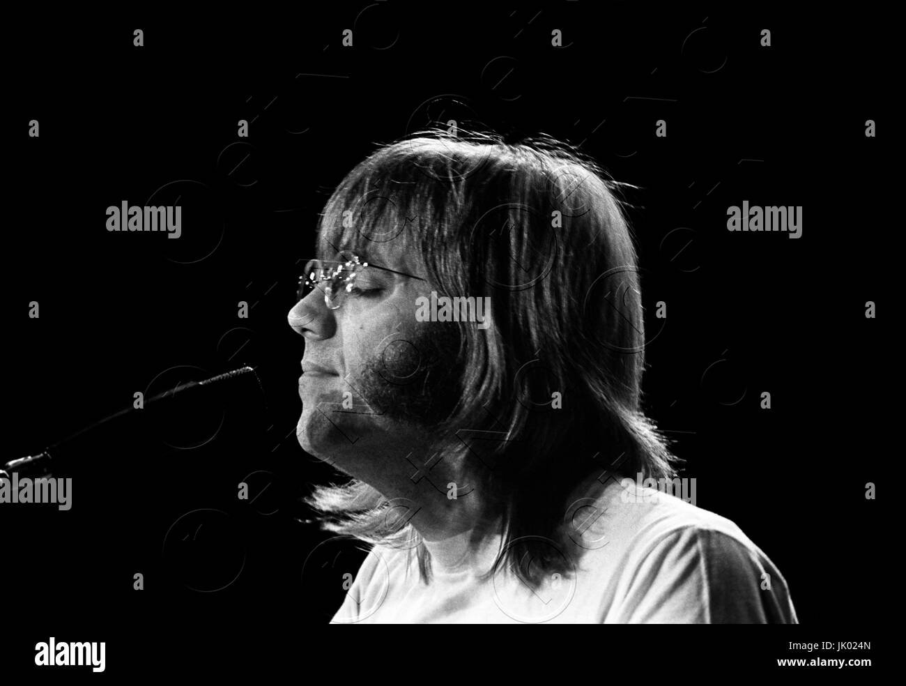 Ray Manzarek des portes d'effectuer à l'Arène de Boston à Boston, MA, le 10 avril 1970. Au cours de ce concert, Jim Morrison a demandé à l'audience si 'quelqu'un veut voir mon gentitals... ?" et a été traîné hors scène par Ray Manzarek. ** Les taux plus élevés s'appliquent ** APPEL À NÉGOCIER ** JAMAIS publié des photos ** © Peter Tarnoff / MediaPunch Banque D'Images