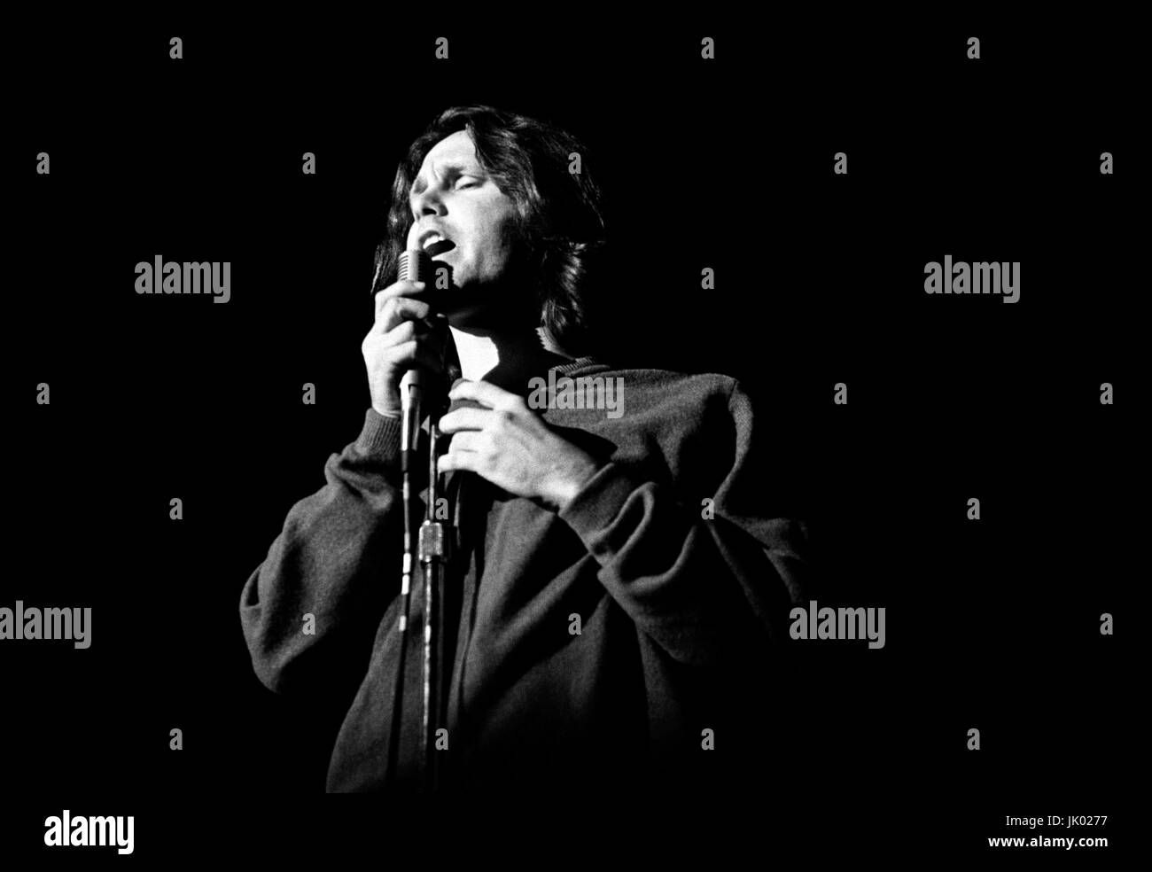 Jim Morrison des portes d'effectuer à l'Arène de Boston à Boston, MA, le 10 avril 1970. Au cours de ce concert, Jim Morrison a demandé à l'audience si 'quelqu'un veut voir mon gentitals... ?" et a été traîné hors scène par Ray Manzarek. ** Les taux plus élevés s'appliquent ** APPEL À NÉGOCIER ** JAMAIS publié des photos ** © Peter Tarnoff / MediaPunch Banque D'Images