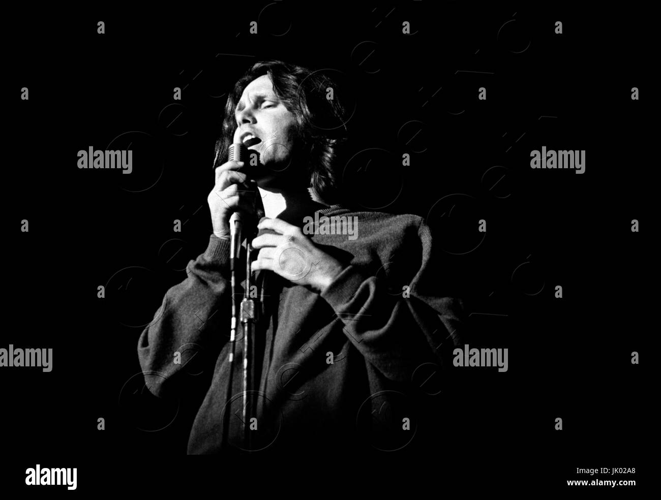 Jim Morrison des portes d'effectuer à l'Arène de Boston à Boston, MA, le 10 avril 1970. Au cours de ce concert, Jim Morrison a demandé à l'audience si 'quelqu'un veut voir mon gentitals... ?" et a été traîné hors scène par Ray Manzarek. ** Les taux plus élevés s'appliquent ** APPEL À NÉGOCIER ** JAMAIS publié des photos ** © Peter Tarnoff / MediaPunch Banque D'Images
