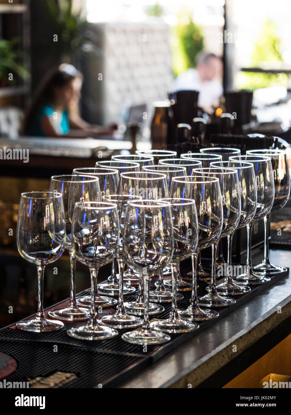 Un grand nombre de verres de vin dans une rangée Banque D'Images