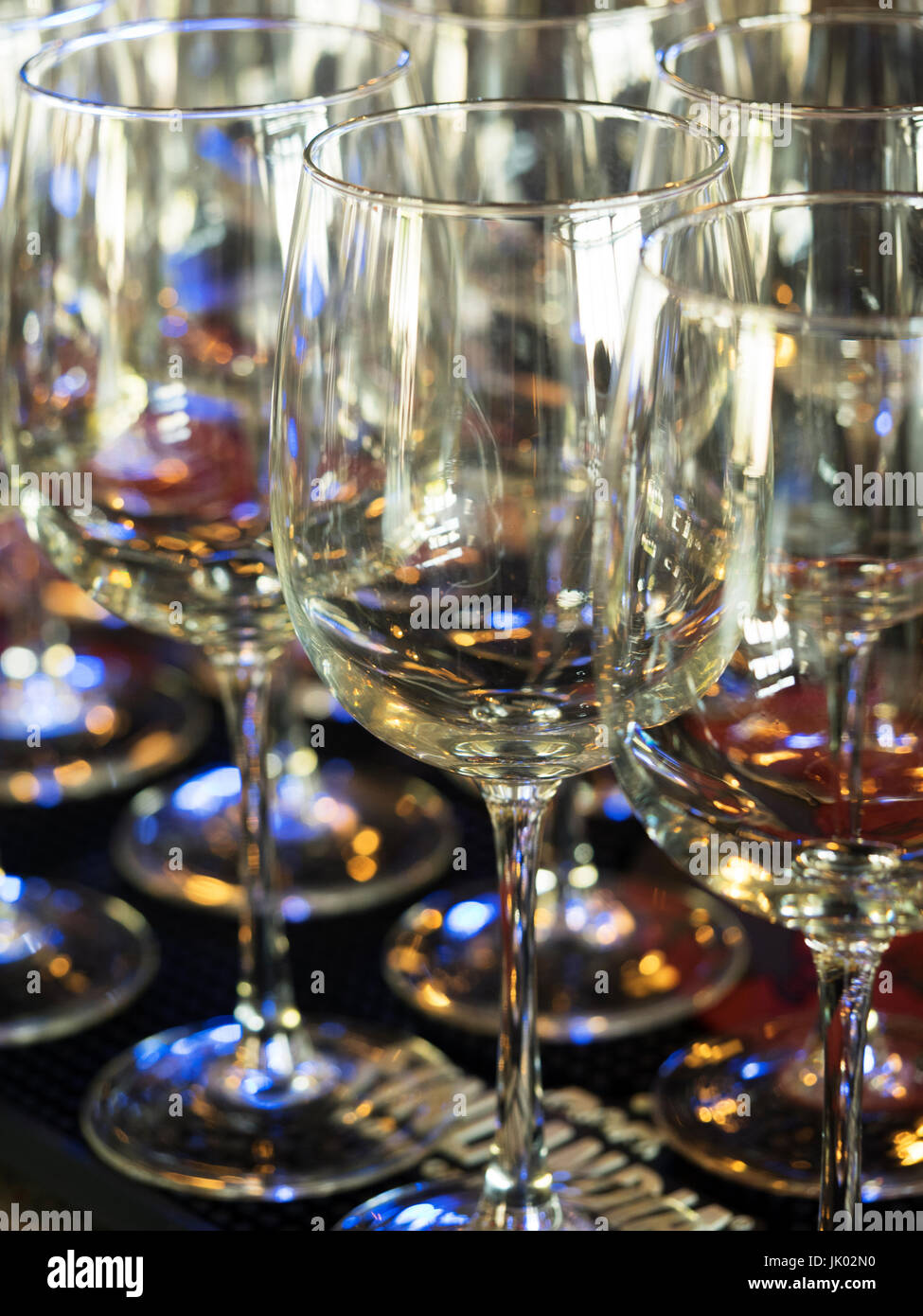 Un grand nombre de verres de vin dans une rangée Banque D'Images