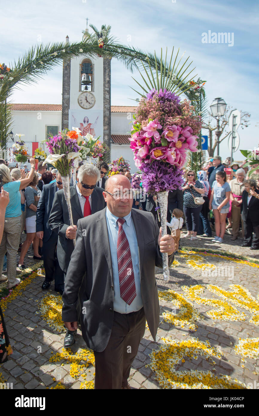 La procession de pâques Festa das Tochas Flores dans la ville de Sao Bras de Alportel, à l'Algarve du Portugal en Europe. Banque D'Images