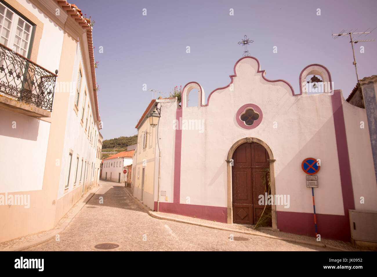 L'église dans la vieille ville de Monchique dans la Sierra de Monchique, à l'Algarve du Portugal en Europe. Banque D'Images