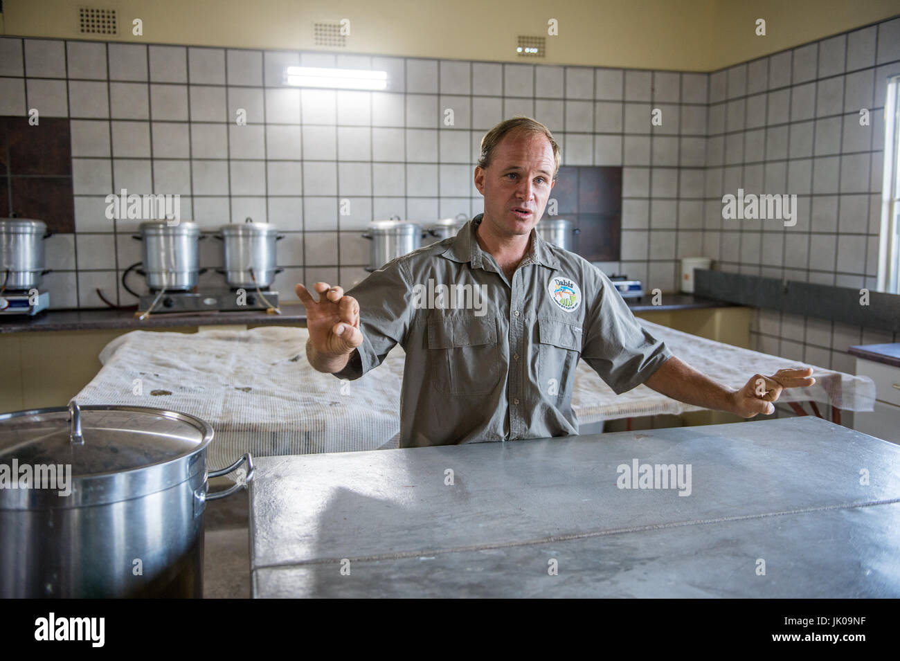 Agriculteur en usine de transformation des aliments à la ferme près de Helmeringhausen dans le sud de la Namibie, l'Afrique. Banque D'Images