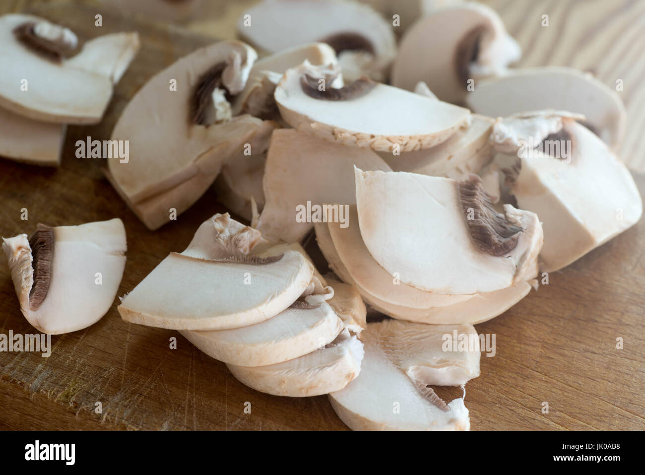 Champignons hachés sur planche de bois selective focus Banque D'Images