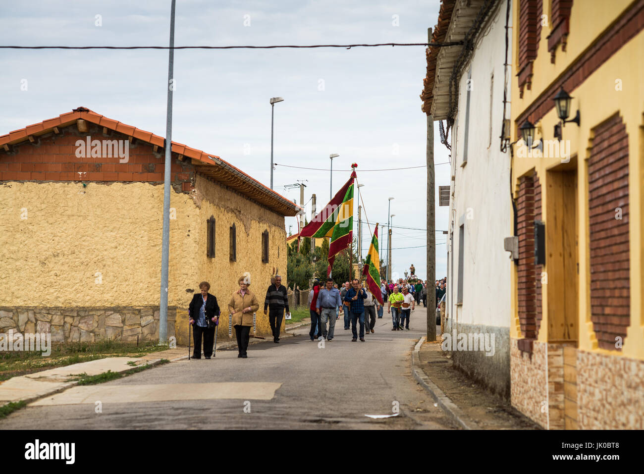 Célébration dans la rue du Villar de Mazarife, province de León, Espagne. Camino de Santiago. Banque D'Images