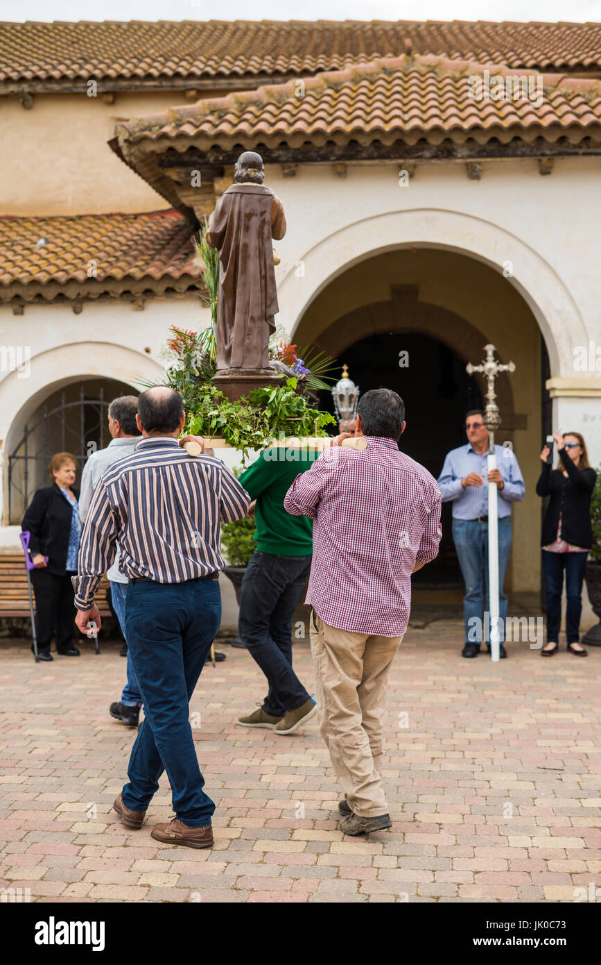 Célébration dans la rue du Villar de Mazarife, province de León, Espagne. Camino de Santiago. Banque D'Images