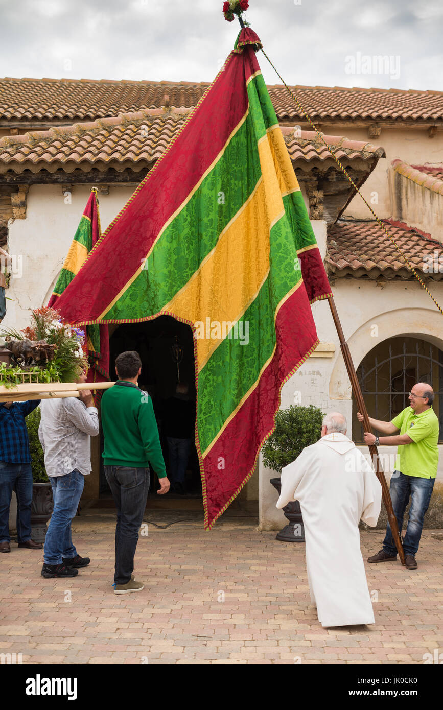 Célébration dans la rue du Villar de Mazarife, province de León, Espagne. Camino de Santiago. Banque D'Images