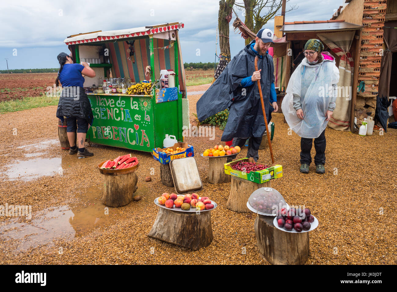 Don hut avec des aliments frais et dring sur le chemin de Santiago Camoni, près de De Leon, Espagne, Europe. Banque D'Images