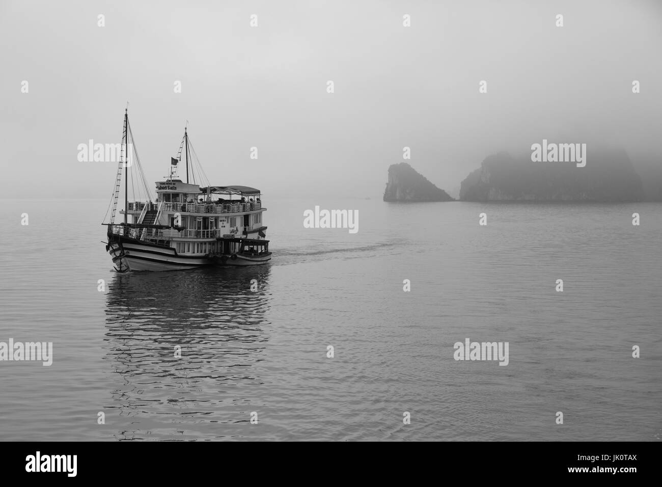 Bateau de croisière sur la baie d'Ha Long - 10 mars 207 Banque D'Images