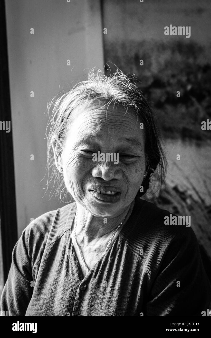 Portrait d'une vieille dame en noir et blanc Banque D'Images