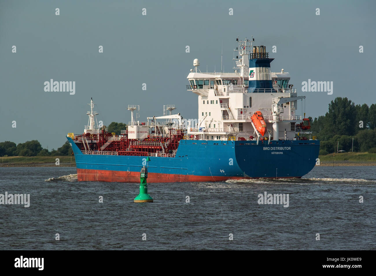 Peint bleu cargo avec des pièces blanches étaient fondées sur l'unterweser - un moyen de transport écologique ?, blau gestrichener frachter mi Banque D'Images