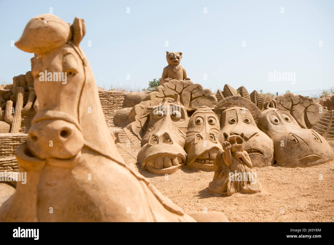 La ville de sable Sculptures de Sable FIESA Festival ou dans le village de  Pera à l'Algarve du Portugal en Europe Photo Stock - Alamy