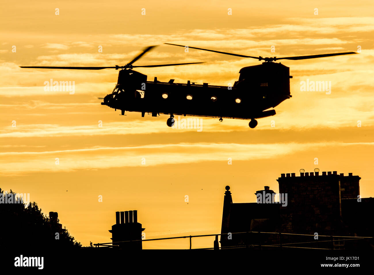 Chinook de la Royal Air Force dans la fente de l'aube Banque D'Images