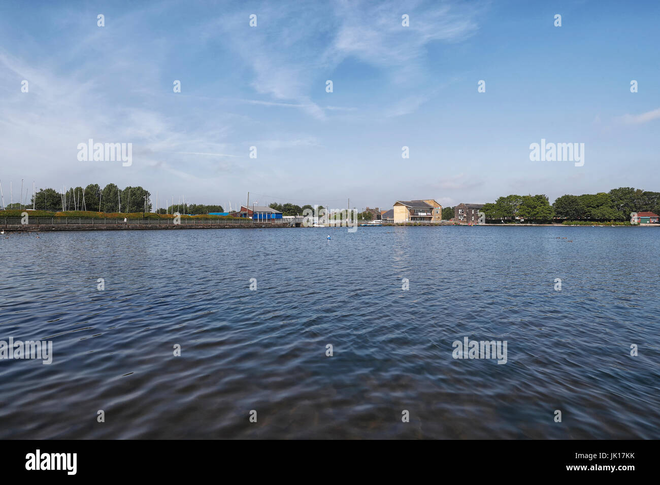 Yeadon Tarn Yorkshire de l'est une belle étendue d'eau qui dessert la communauté comme une réserve naturelle et la voile club géré par Leeds Council et est Banque D'Images