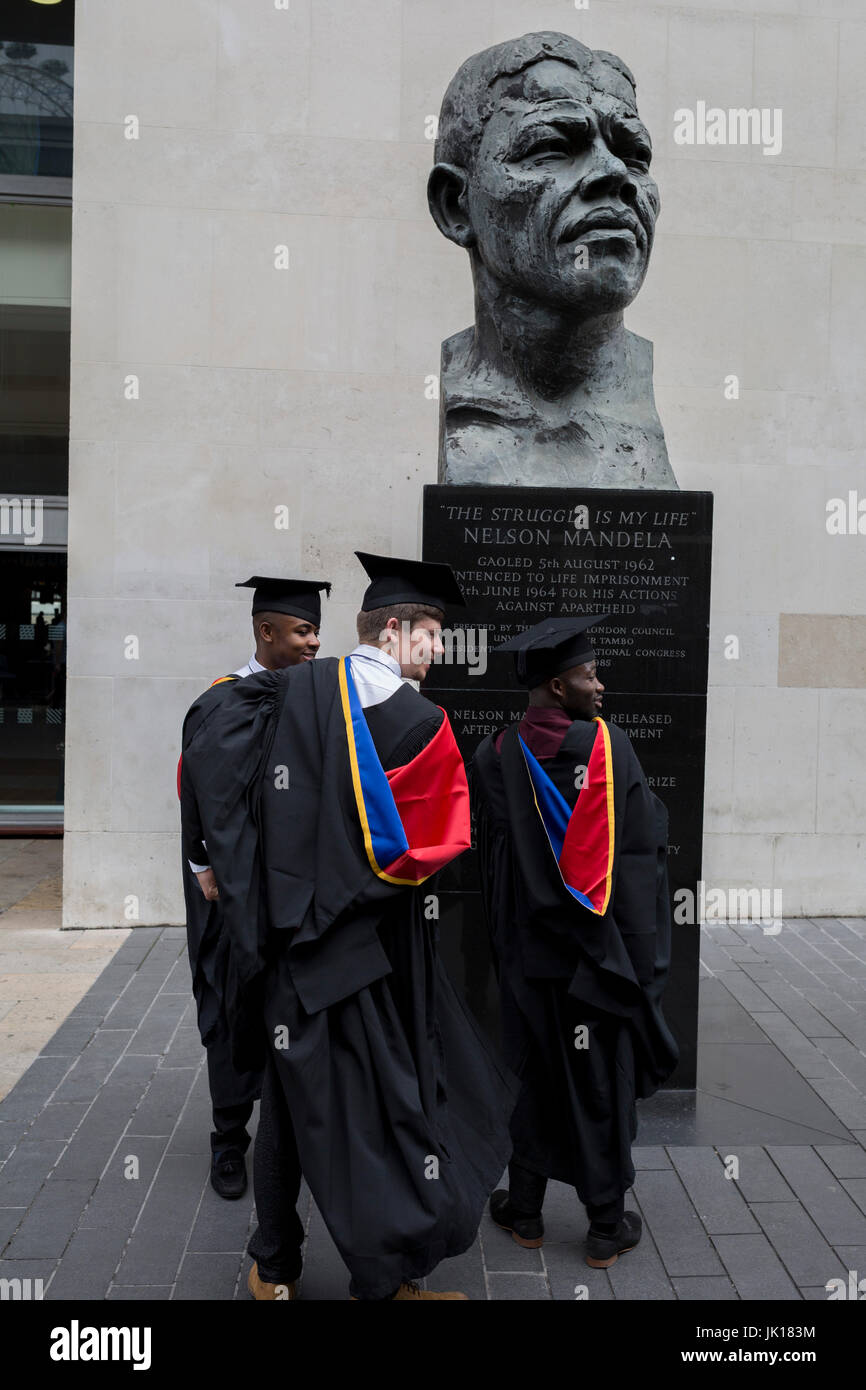 Jeunes diplômés rester en dessous de la poitrine de Nelson Mandela après leur graduation eremony, pour célébrer leurs réalisations universitaires, l'université à l'extérieur de la salle des fêtes, le 20 juillet 2017, sur la Southbank, Londres, Angleterre. Banque D'Images