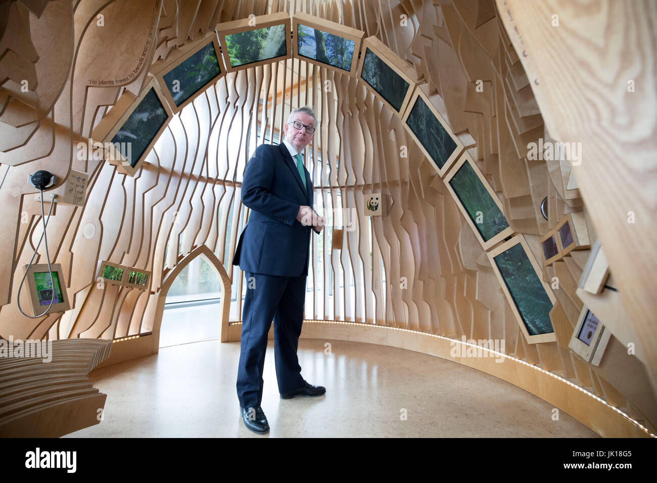 Secrétaire de l'environnement Michael Gove ressemble à l'écran dans la zone de l'information dans la zone forestière au centre Planète vivante du WWF à Woking, après qu'il a dit à un auditoire d'organisations environnementales et de la campagne que Brexit portée donne pour la Grande-Bretagne d'être un leader mondial dans la politique verte. Banque D'Images