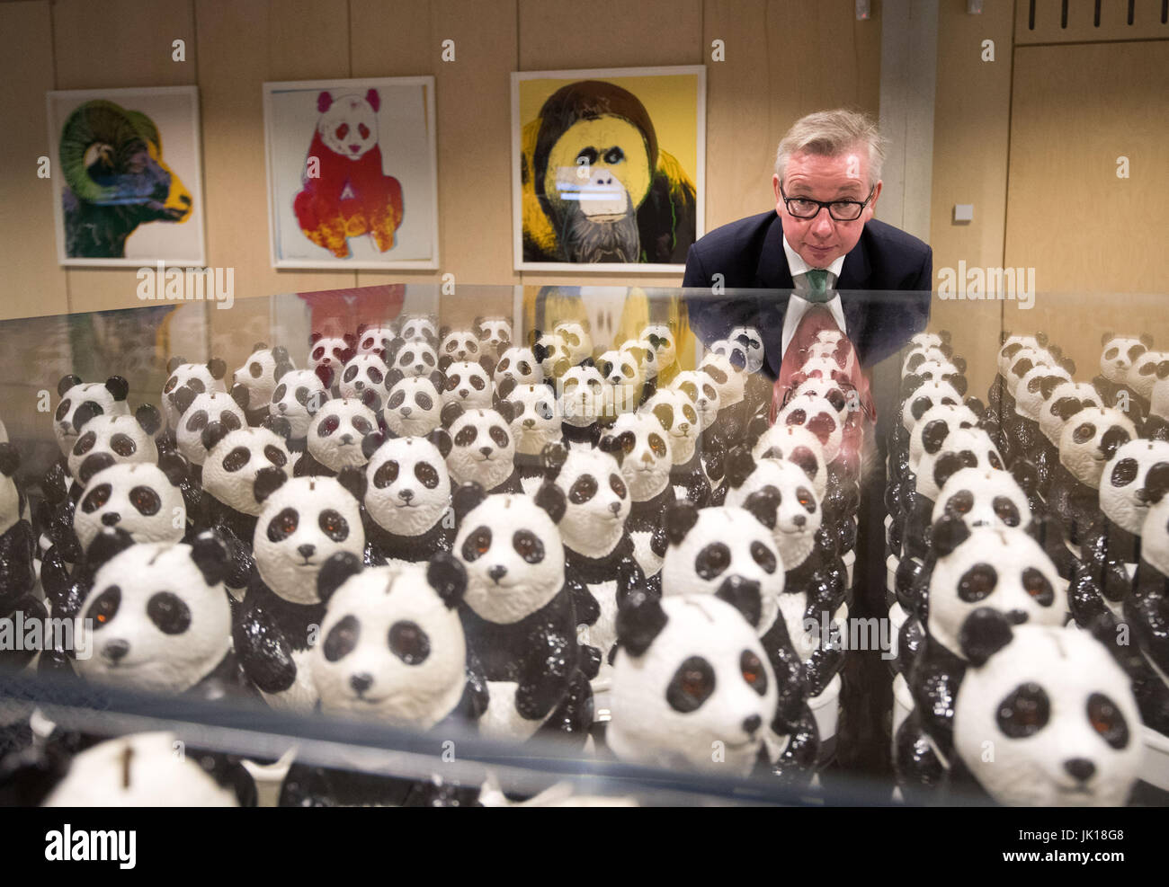 Secrétaire de l'environnement Michael Gove ressemble à une installation artistique appelé 'Panda Eyes' par Jason Bruges à la WWF Living Planet Center à Woking, après qu'il a dit à un auditoire d'organisations environnementales et de la campagne que Brexit portée donne pour la Grande-Bretagne d'être un leader mondial dans la politique verte. Banque D'Images