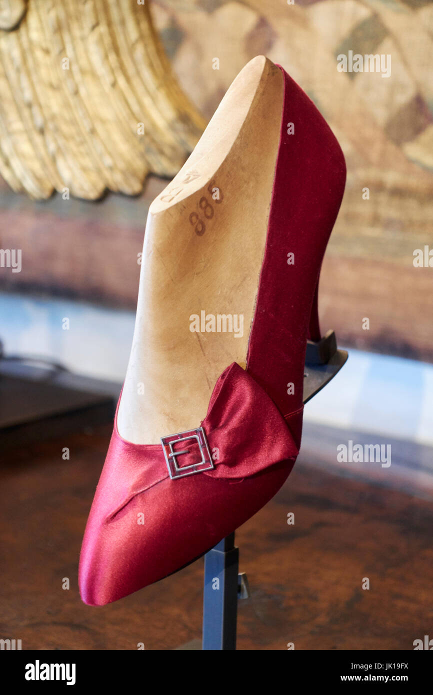 Série de prototype original vintage Salvatore Ferragamo chaussures modèle  type shoot au Palazzo SPini Feroni, Florence, Italie Photo Stock - Alamy