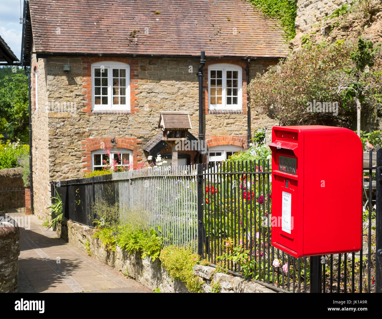 Un poste extérieur d'une boîte rouge cottage dans Ludlow, Shropshire, England, UK Banque D'Images