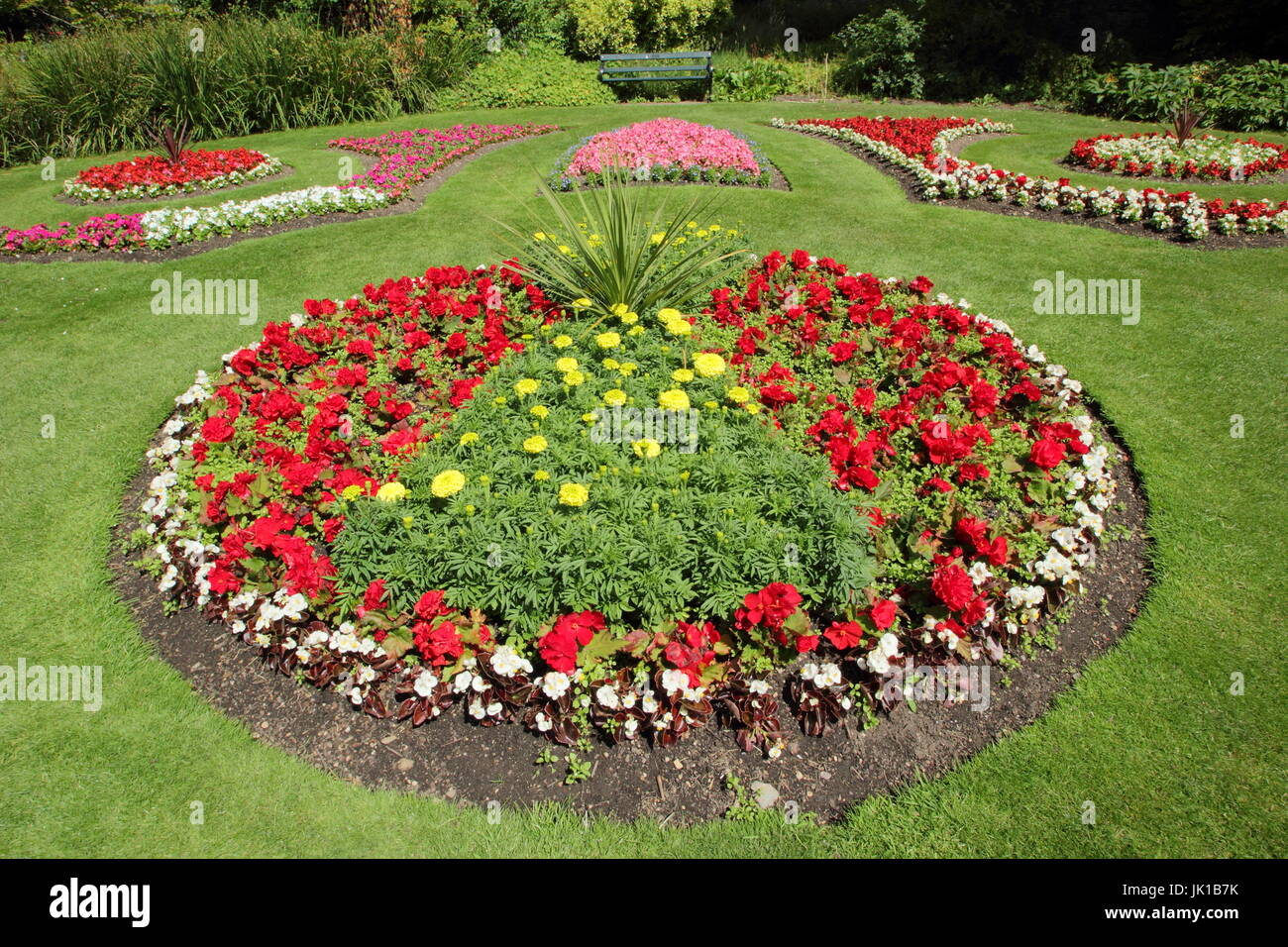 Usine victorienne lits comprend les œillets et les bégonias dans le jardin victorien Jardins Botaniques à Sheffield, Sheffield, Yorkshire du Sud en juillet Banque D'Images