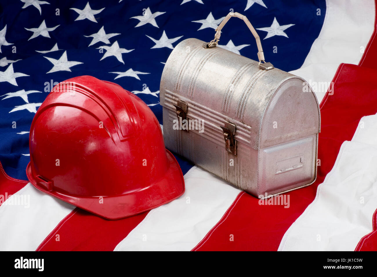 L'Amérique au travail avec casque rouge et drapeau. Banque D'Images