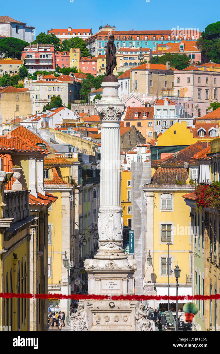 Lisbonne Mouraria, vue montrant les bâtiments de la vieille ville Mouraria quartier de Lisbonne avec la colonne Rossio Dom Pedro IV au premier plan, Portugal. Banque D'Images
