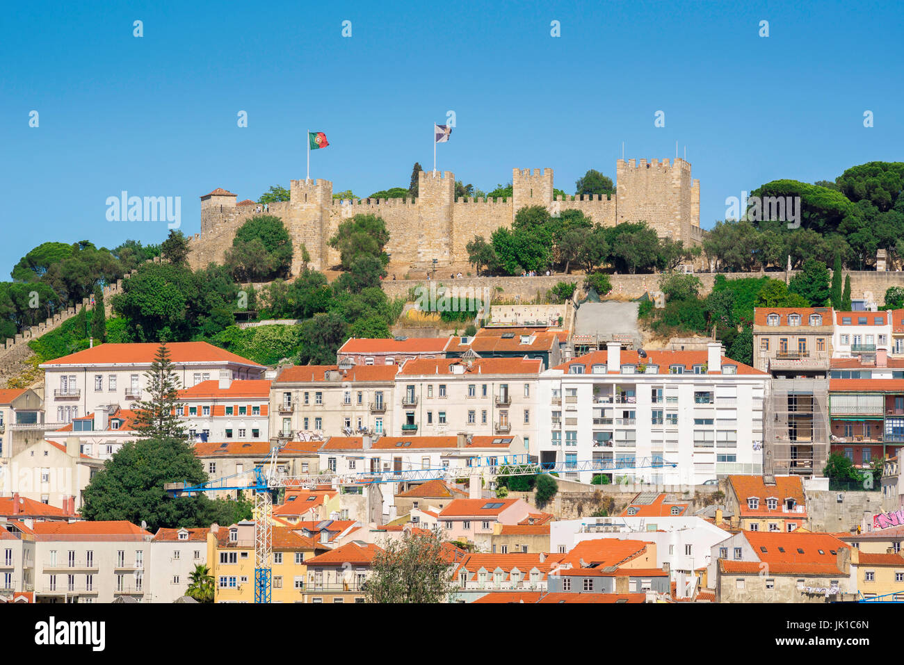 Château de Lisbonne, vue en été du pittoresque Castelo de Sao Jorge situé sur une colline au-dessus du quartier Mouraria à Lisbonne, Portugal. Banque D'Images