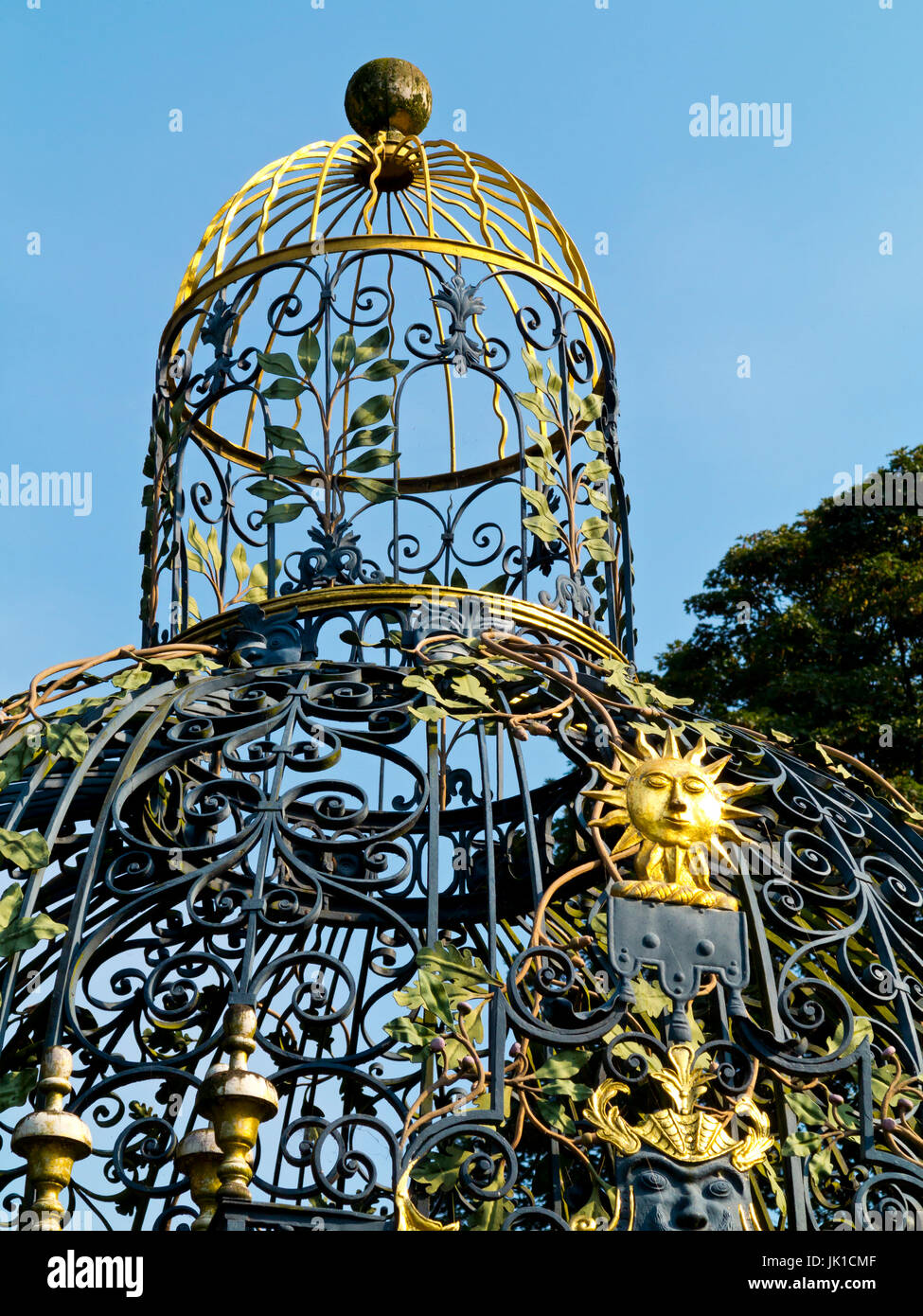 La cage dorée en fer forgé dans le jardin à Melbourne Hall dans le Derbyshire, Angleterre du sud Banque D'Images