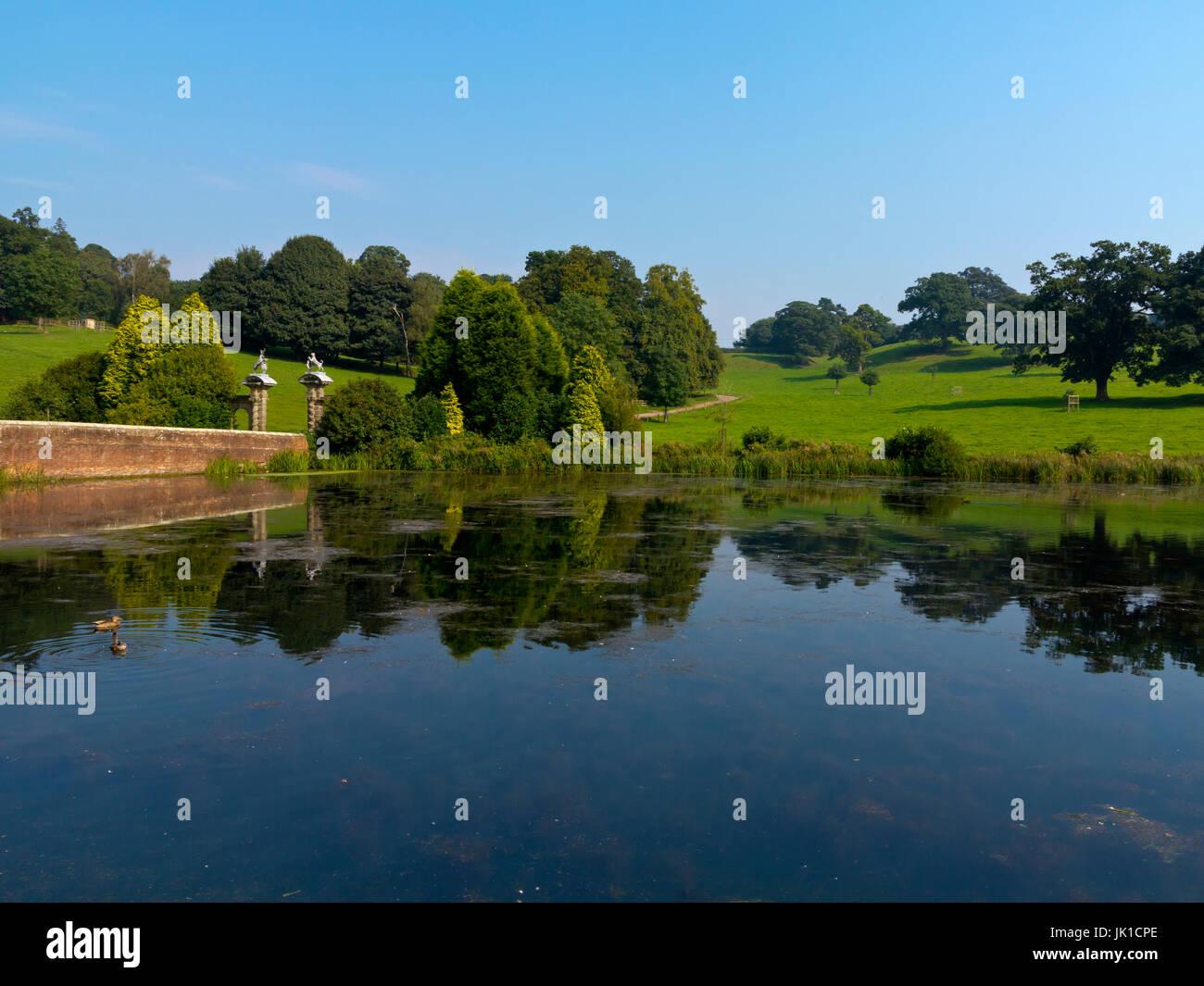 Le lac dans le parc de Staunton Harold Hall d'une maison de campagne près de Ashby De La Zouch Leicestershire dans les Midlands anglais. Banque D'Images