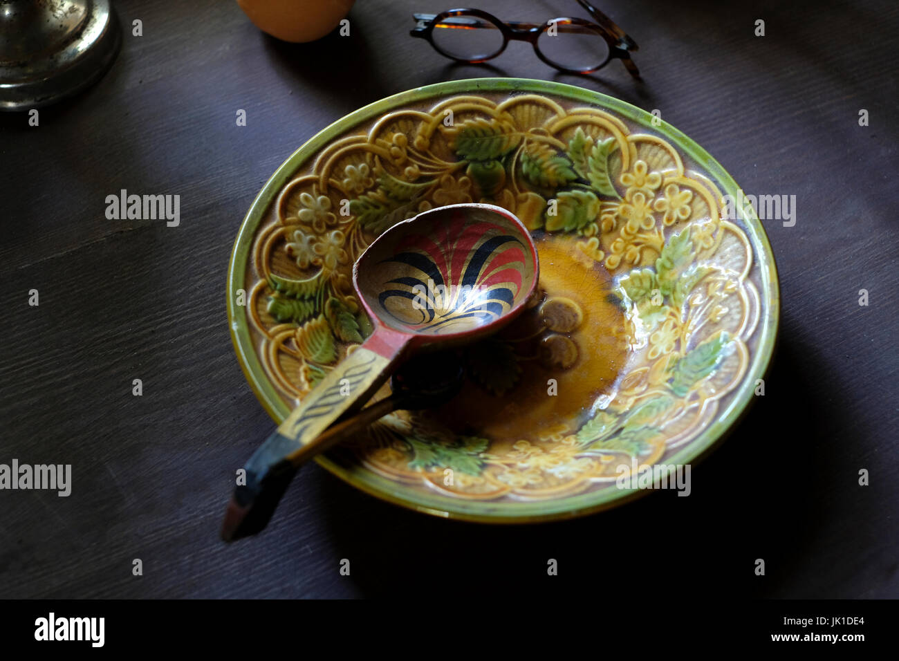 Une vaisselle en bois peinte dans le style traditionnel de peinture en bois  de Hohloma ou Khokhloma connu pour ses motifs de fleurs, de baies et de  feuilles Photo Stock - Alamy