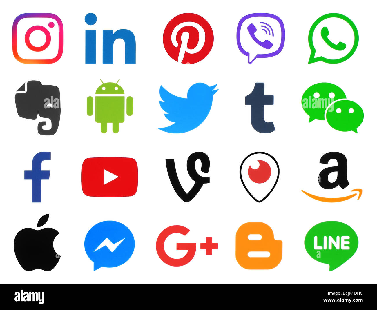 Kiev, Ukraine - Février 21, 2017 : Collection d'icônes de médias sociaux de couleurs populaires imprimés sur papier blanc : Facebook, Twitter, Google Plus, Instagram, P Banque D'Images