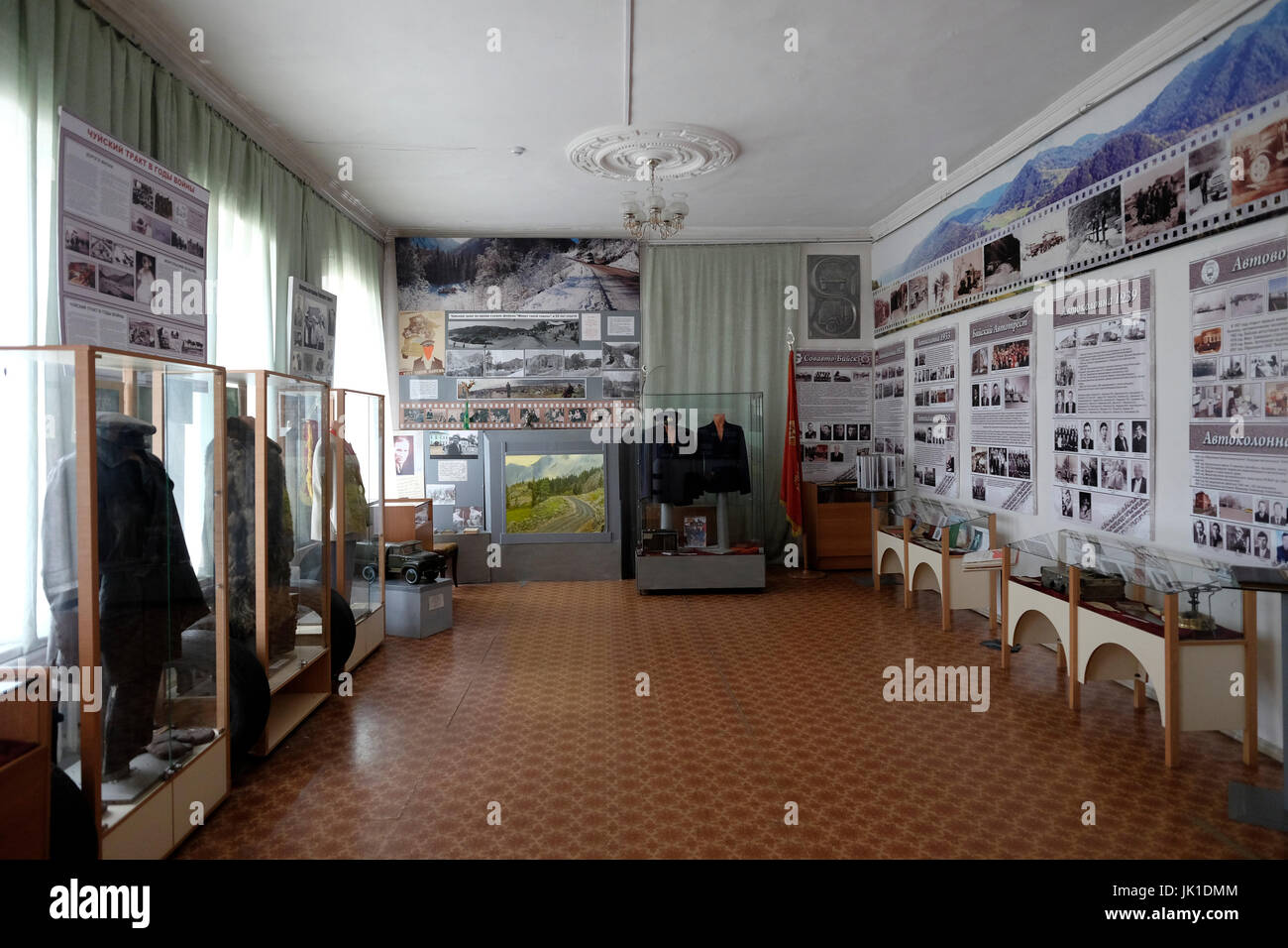 Intérieur du Musée de l'autoroute de Chuysky dédié à la route russe M52, également connu sous le nom de route de Chuya ou de Traysky Trakt de Chuysky une route qui s'étend sur environ 1,000 kilomètres à travers la Sibérie dans la ville de Biysk dans Altai Krai une région dans l'ouest de la Sibérie, Russie Banque D'Images