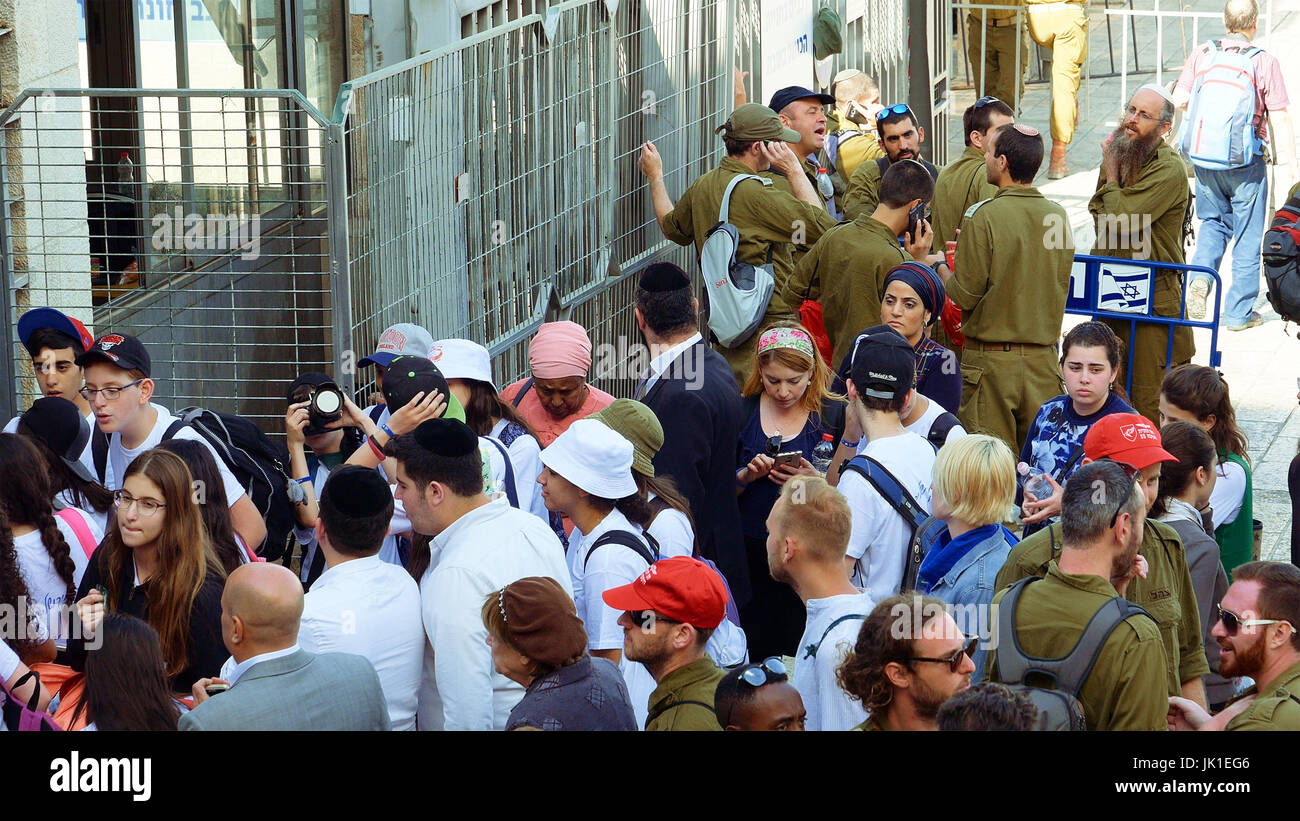 Foule avec des soldats entrant à mur ouest Banque D'Images