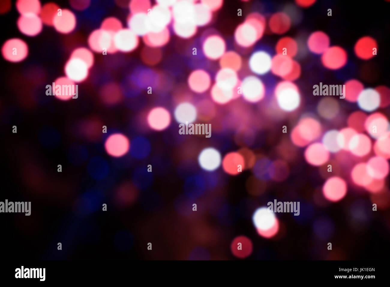 De couleur violet rose abstrait floue floue lumières parti dans l'arrière-plan dans la nuit. Banque D'Images
