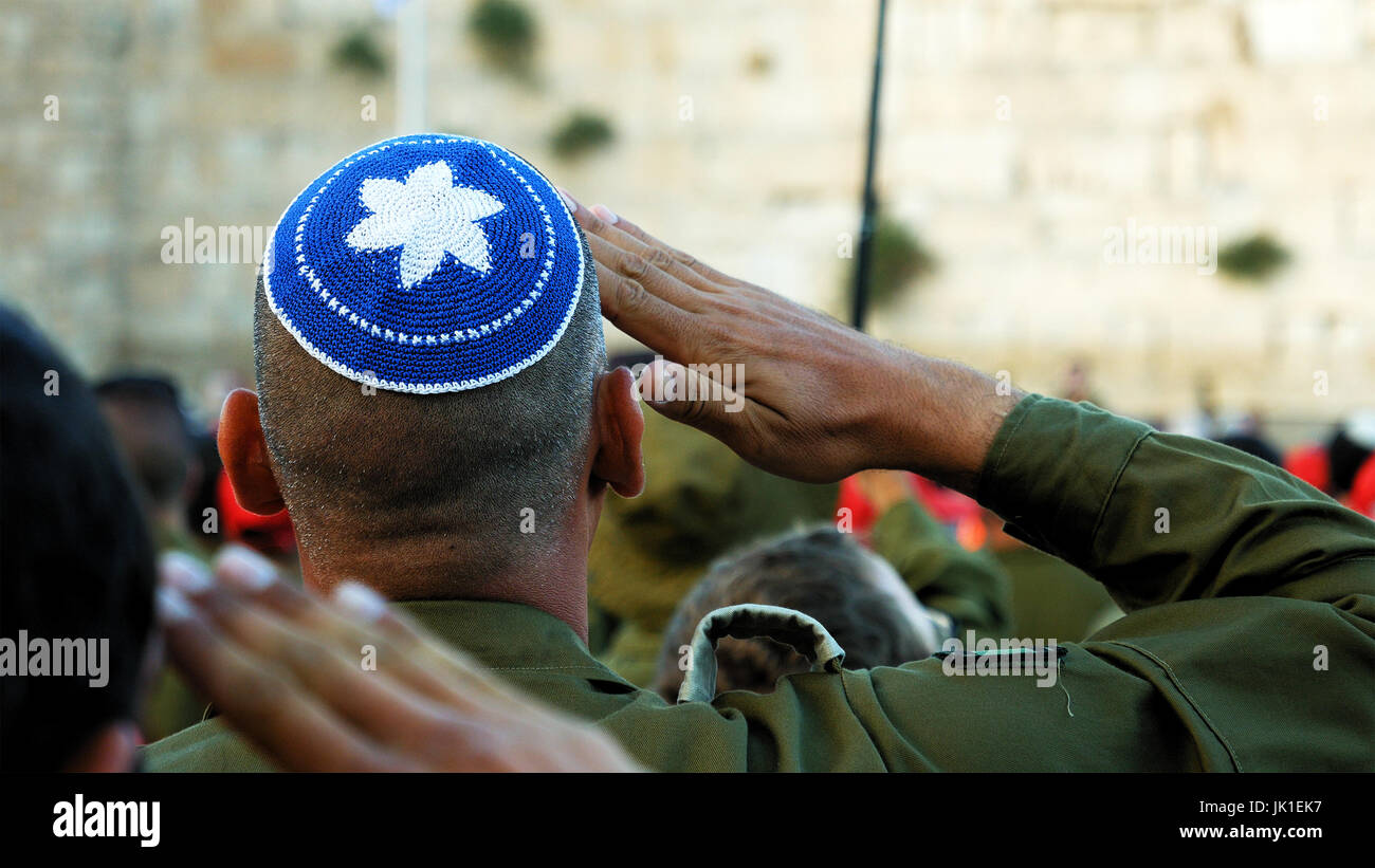 Saluant l'homme militaire soldat israélien Banque D'Images